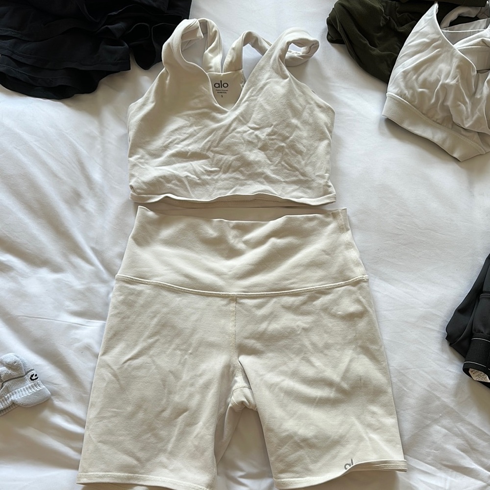 ALO Yoga Airbrush Real Bra & 5” bike short set